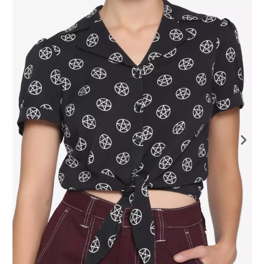 SOLD ON DEPOP🖤Pentacle Button Crop🖤